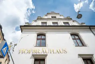 Fenstertausch München am historischen Hofbräuhaus München mit stilgerechten Fenstern im Altbau