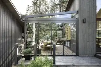 Frontalansicht einer modernen Terrassenüberdachung in München mit Holzverkleidung