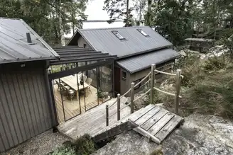 Terrassenüberdachung in München mit Blick auf Hanghaus und See im Hintergrund