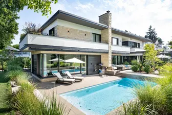 Stilvoller Neubau mit Pool und Glaselemententen von Weiß & Weiß