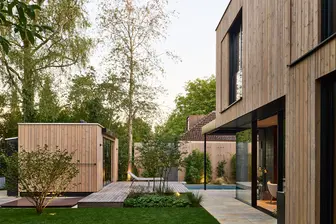 Neubau in München mit Aluminiumfenster, Glasfaltwände, Holzhaustüre und Sonnenschutz von Weiß & Weiß