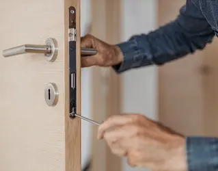 Klemmende und Quietschende Tür – Das müssen Sie tun