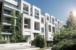 Modernes Mehrfamilienhaus mit großen Kunststoff-Aluminium-Fenstern