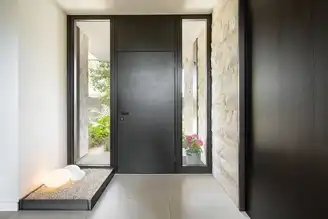 Maßgefertigte Holztür aus Eiche mit lackierter Oberfläche