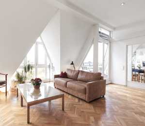 Helle Dachwohnung in München mit modernen Kunststofffenstern – stilvolle Lösung für energieeffizientes Wohnen