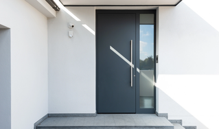 Anthrazitfarbene moderne Aluminiumhaustür in München