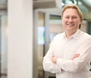 Wohnwintergarten-Experte von Weiß & Weiß mit freundlichem Lächeln im Beratungsbereich