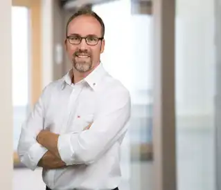 Wohnwintergarten-Fachberater von Weiß & Weiß mit verschränkten Armen und Brille