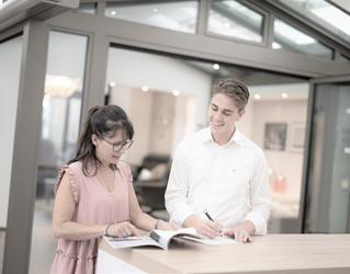 Verschattung und sommerlicher Wärmeschutz – So bleiben Fenster und Terrasse angenehm kühl