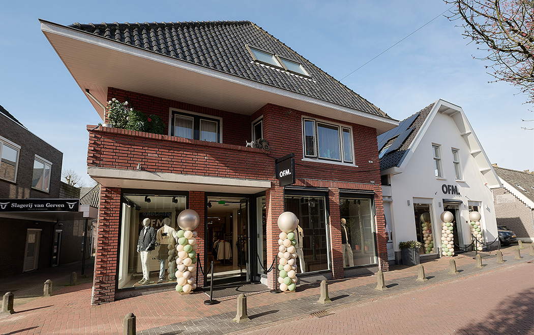 Exterieur van OFM. Huizen. Buitenkant van de winkel