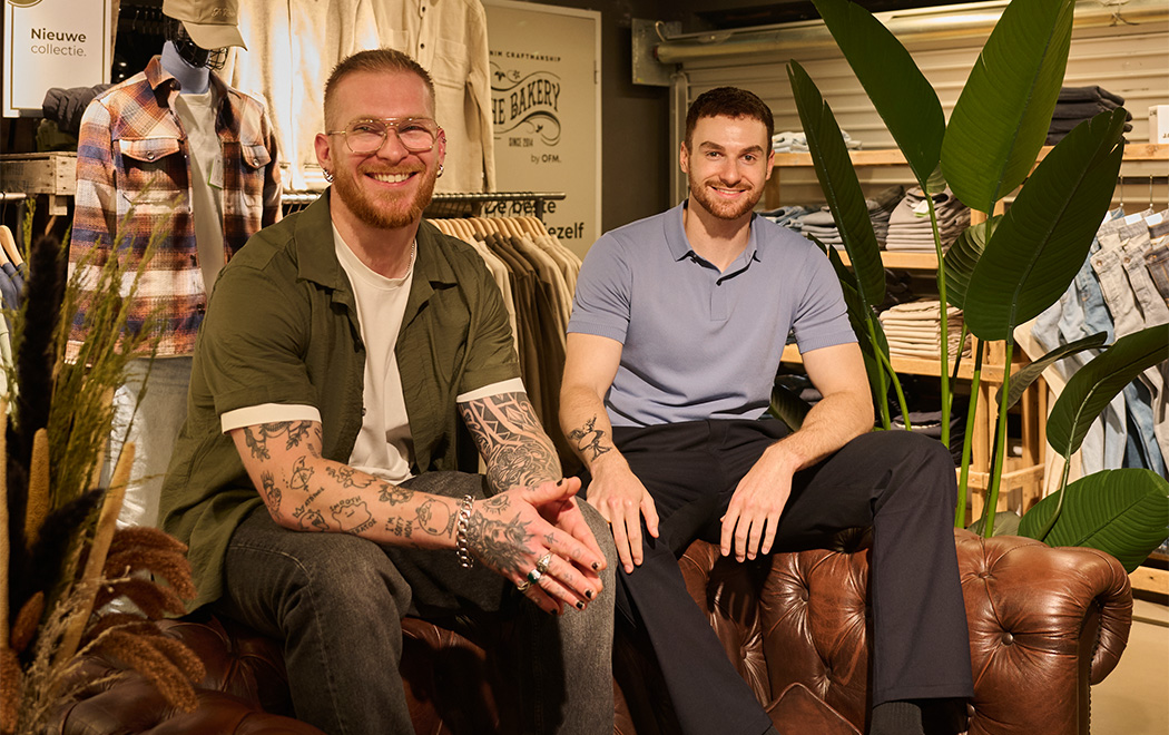 2 medewerkers van The Bakery by OFM. in Reusel. Twee mannen zitten op een bank in de winkel