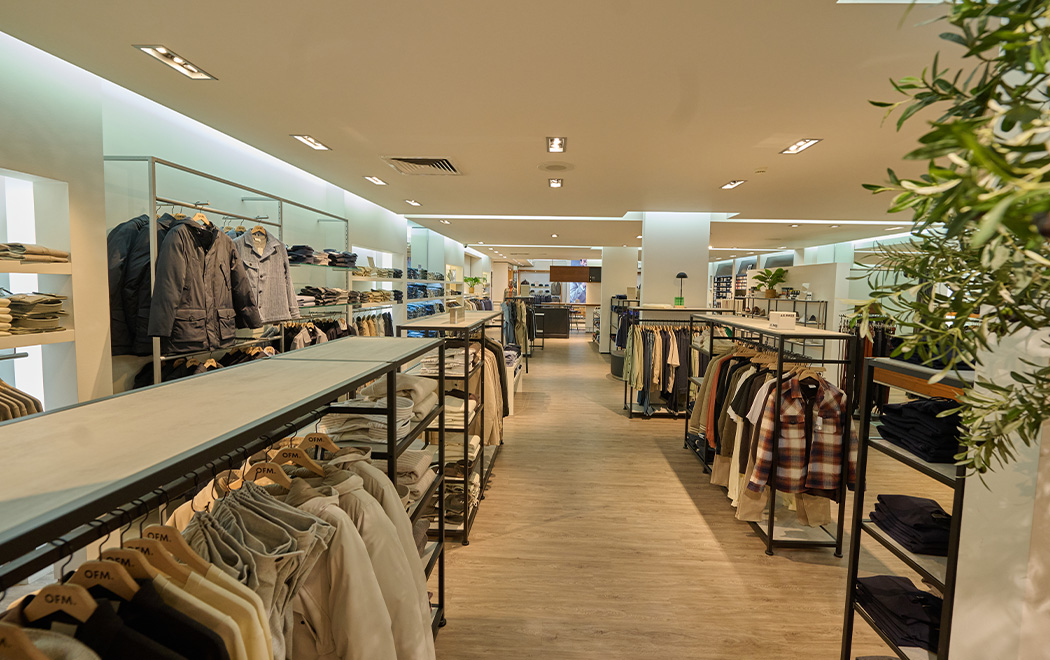 Interieur van OFM. Weert. Kledingrekken met kleding van verschillende merken