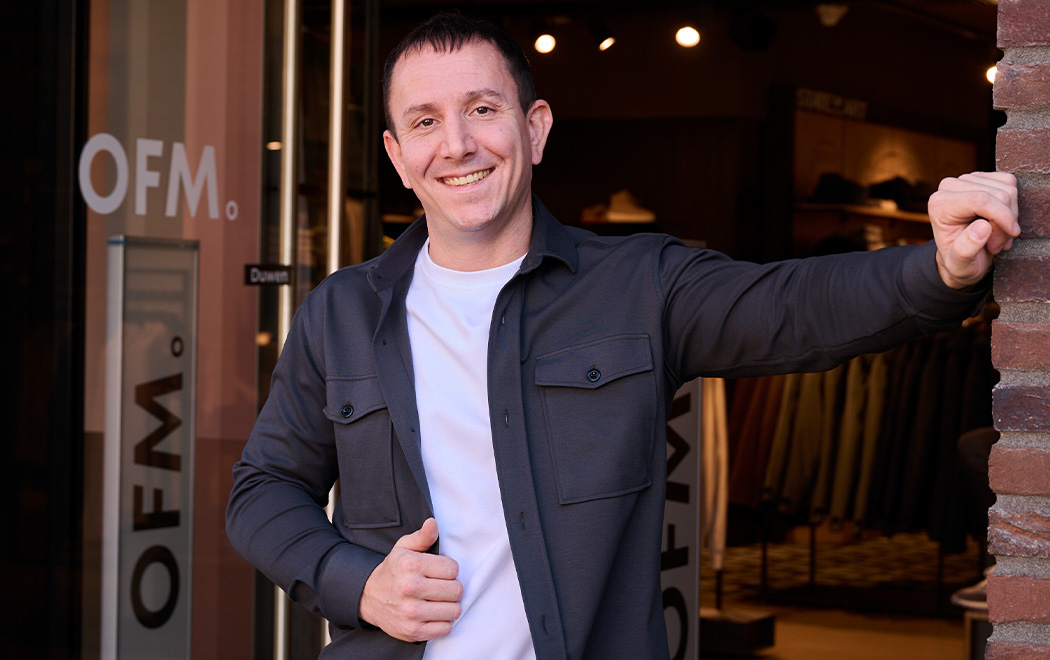 Portret foto van Storemanager Roy, OFM. Reusel. In de deuropening van de winkel