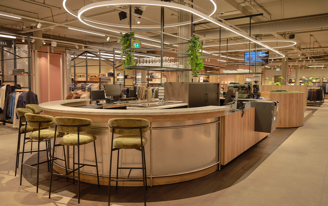 Interieur OFM. Hoofddorp. Zicht op de bar en kassa