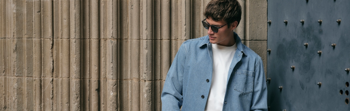 Man gekleed in denim pak J.C.RAGS