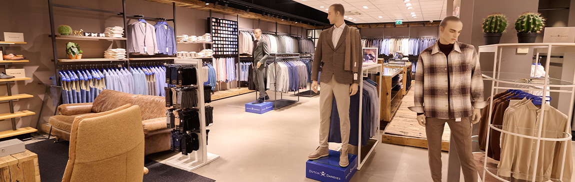 Interieur van OFM. Ede. Mannequins en kledingrekken