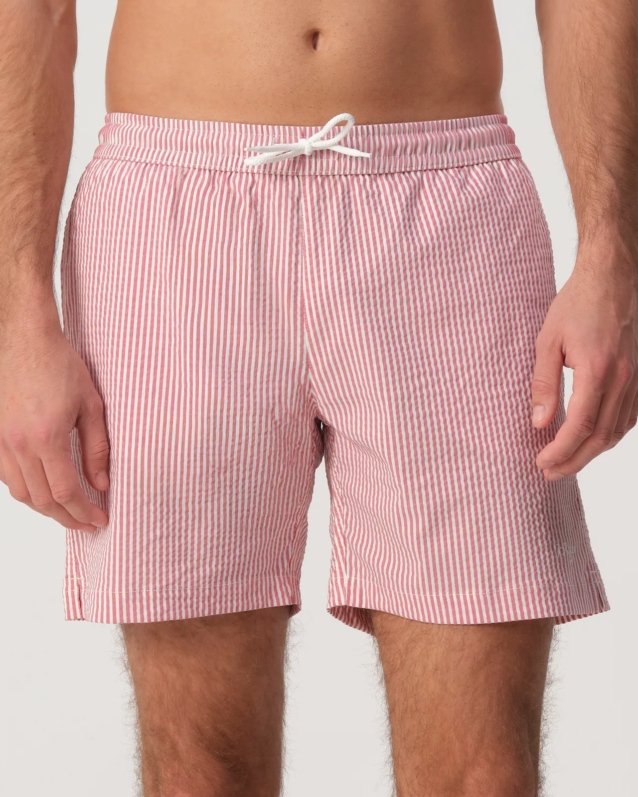 Man draag een witte zwembroek met roze strepen van JC Rags