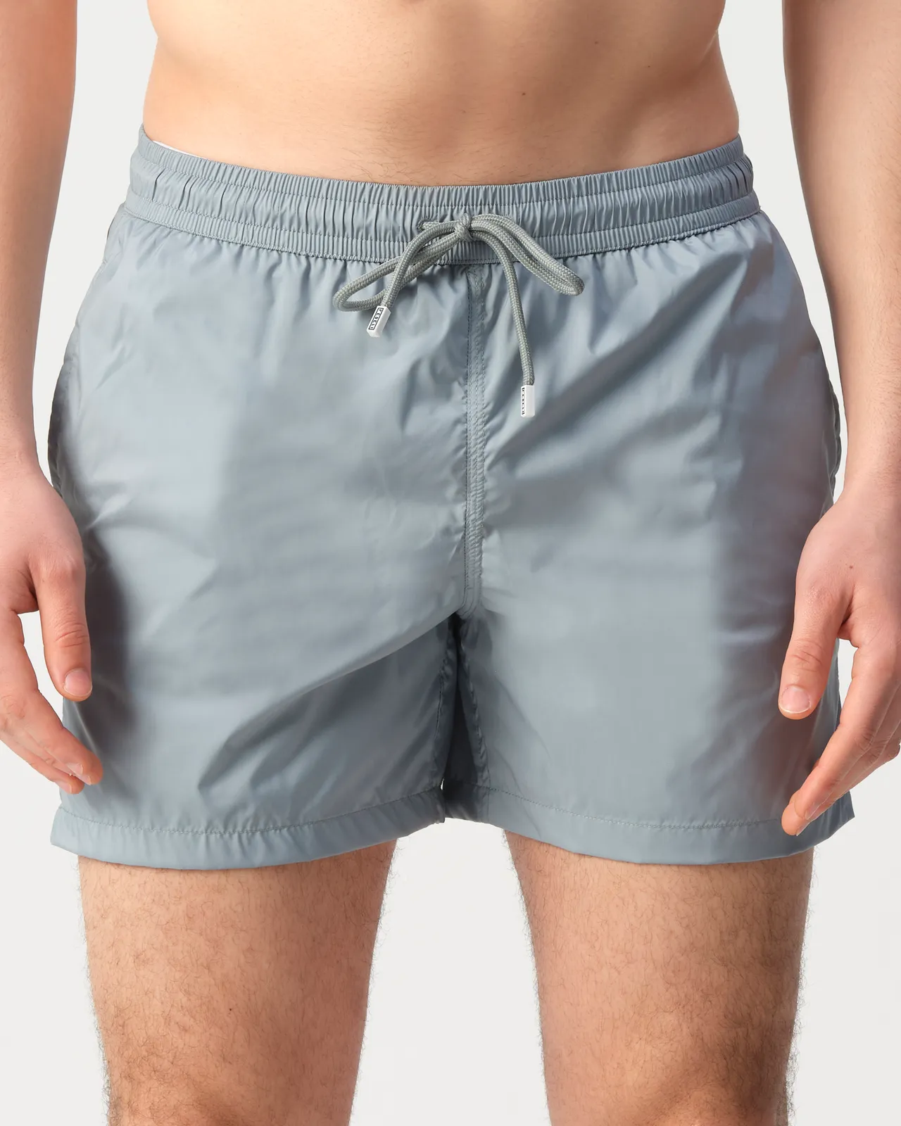 Man draag een licht blauwe zwembroek van Fedeli