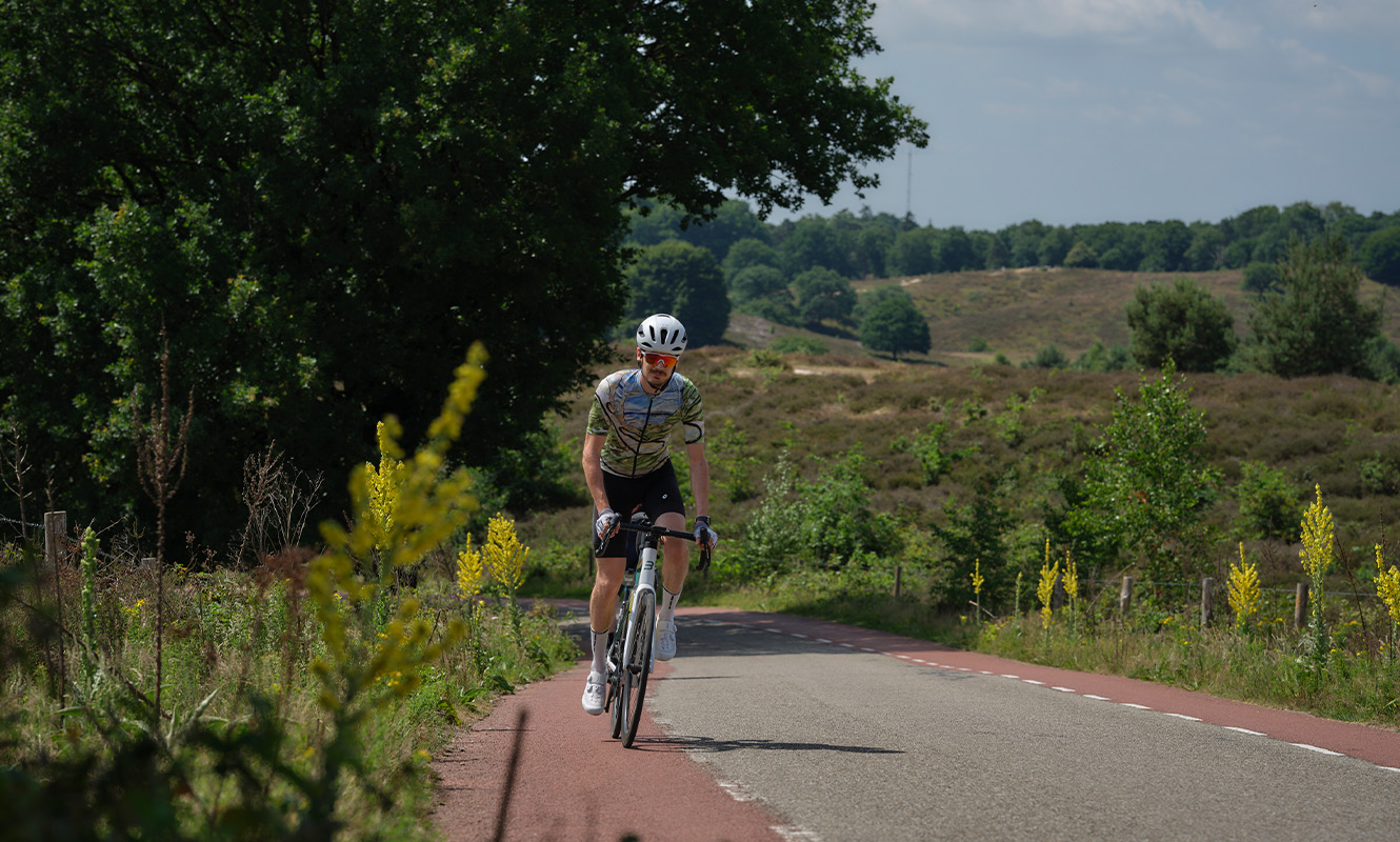 Fietser op de Veluwe, tijdens OFM. Ride Veluwe