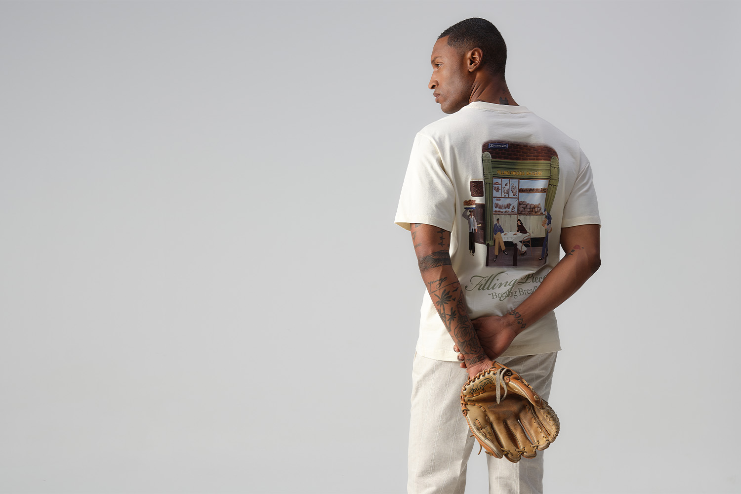 Model met t-shirt aan van Filling Pieces met backprint