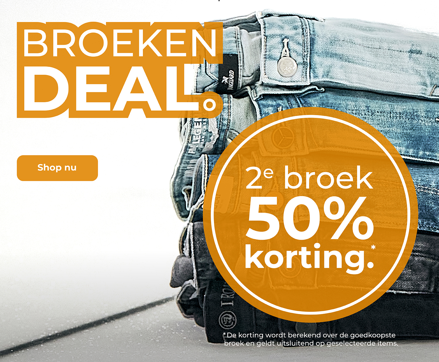 Stack of folded jeans with a Dutch text on a sale: "BROEKEN DEAL. 2e broek 50% korting." Button says "Shop nu." Orange accents.