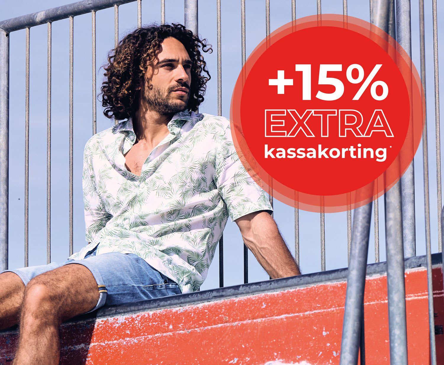 Man with curly hair in a leafy shirt sits by a railing; a red circle promotes "+15% extra kassakorting."