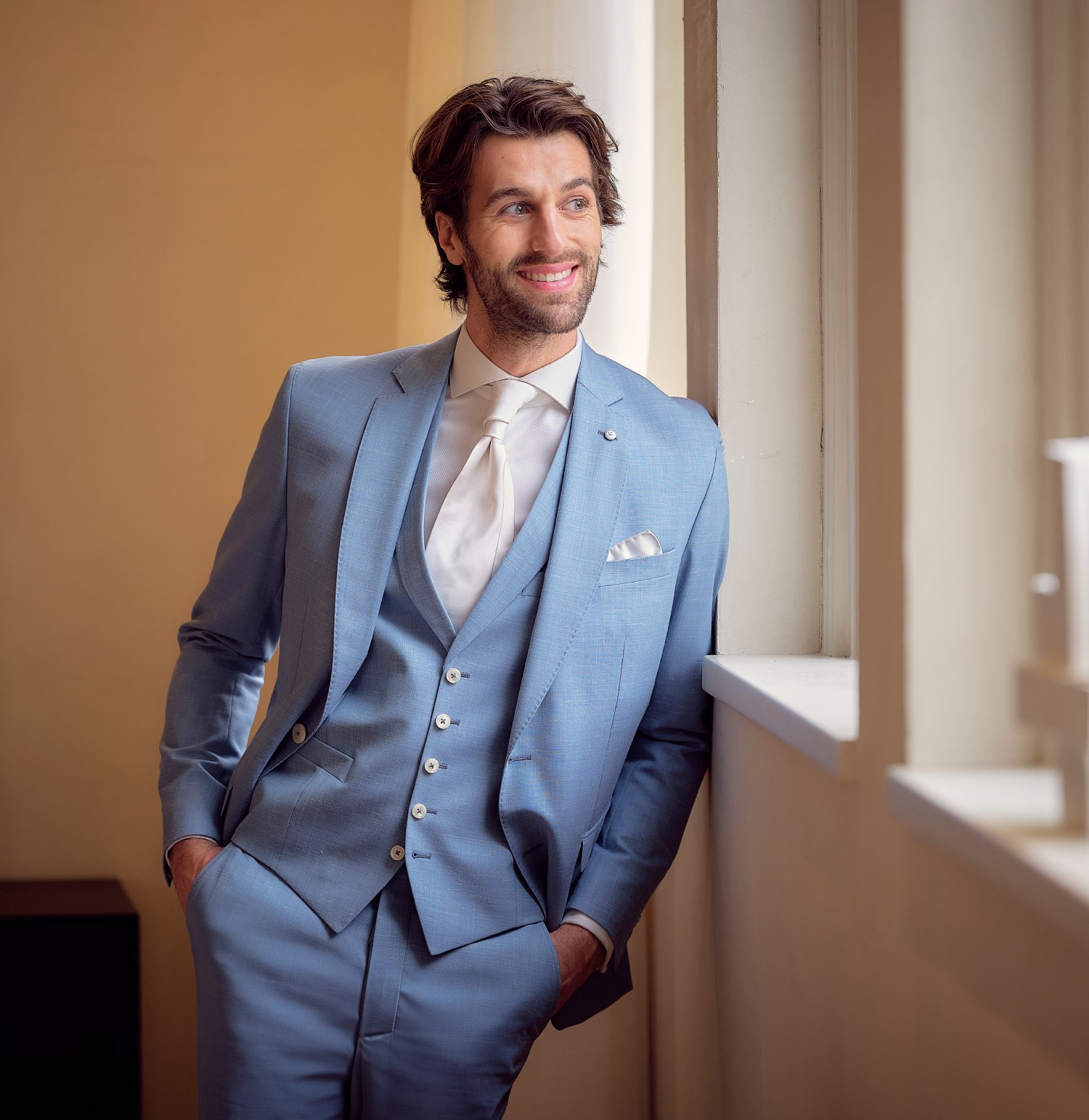 Man in blauw dutch dandies trouwpak