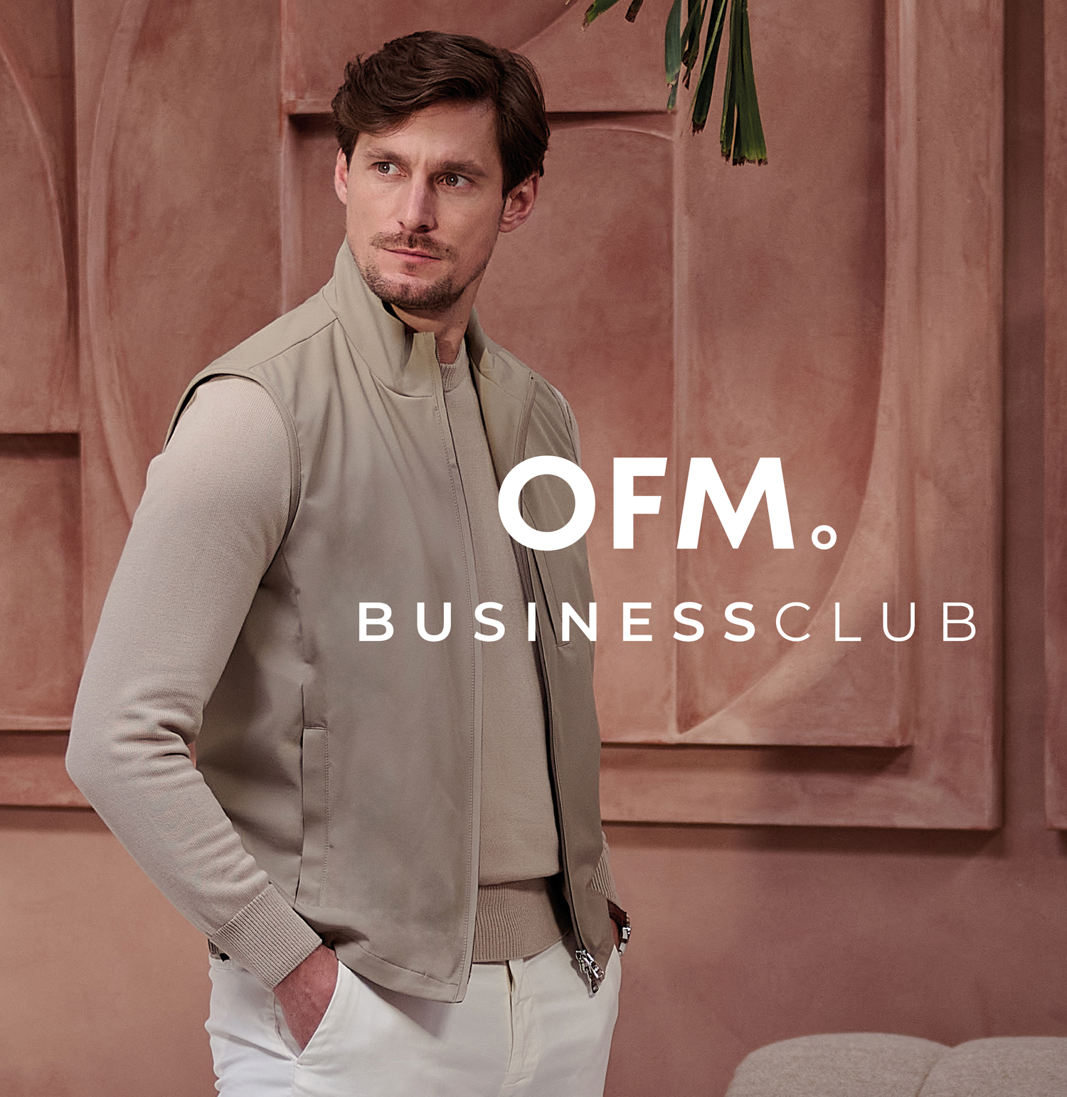 OFM. Businessclub. Model met outfit van najaarscollectie AW25