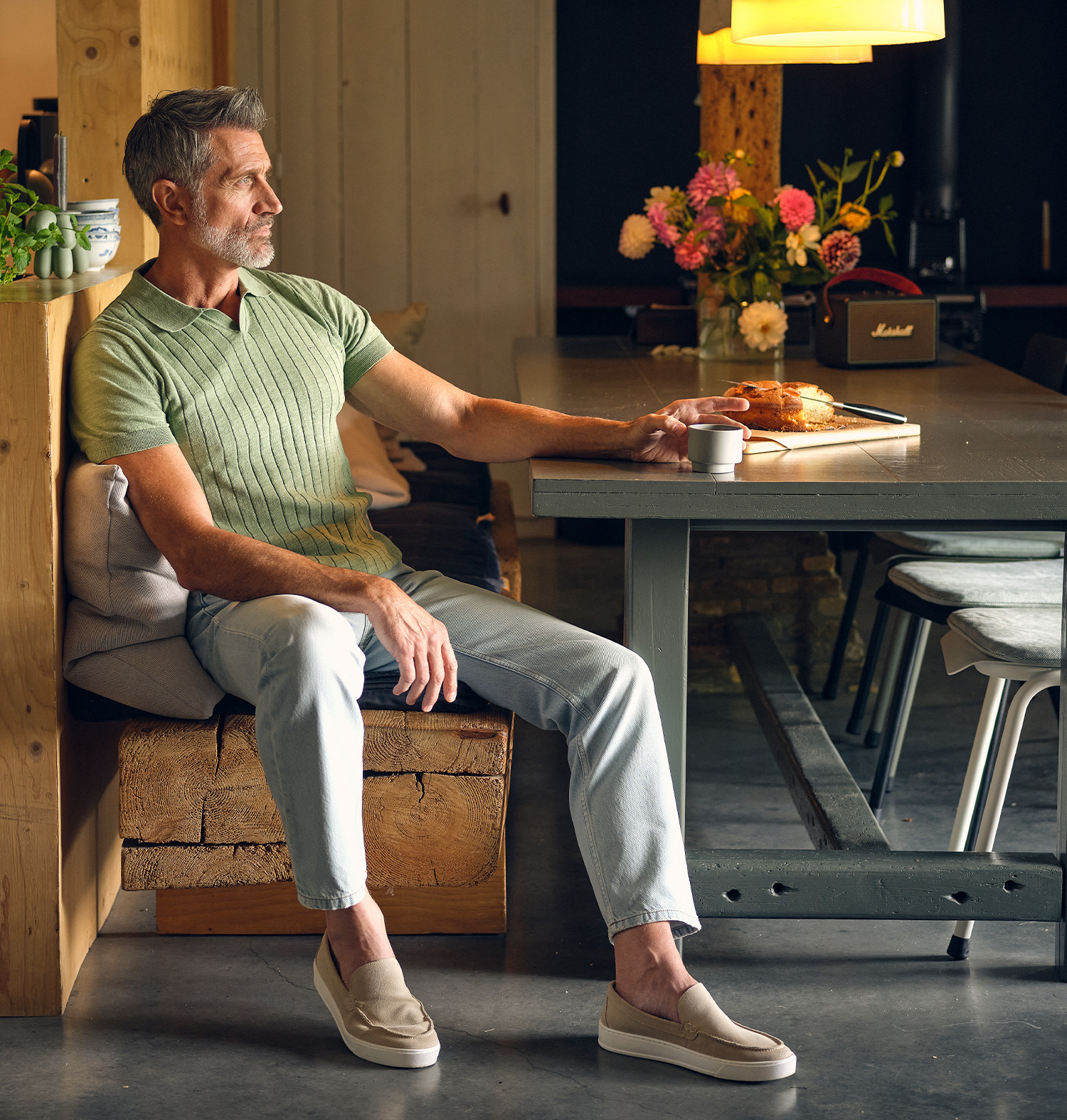 man zittend aan het ontbijt