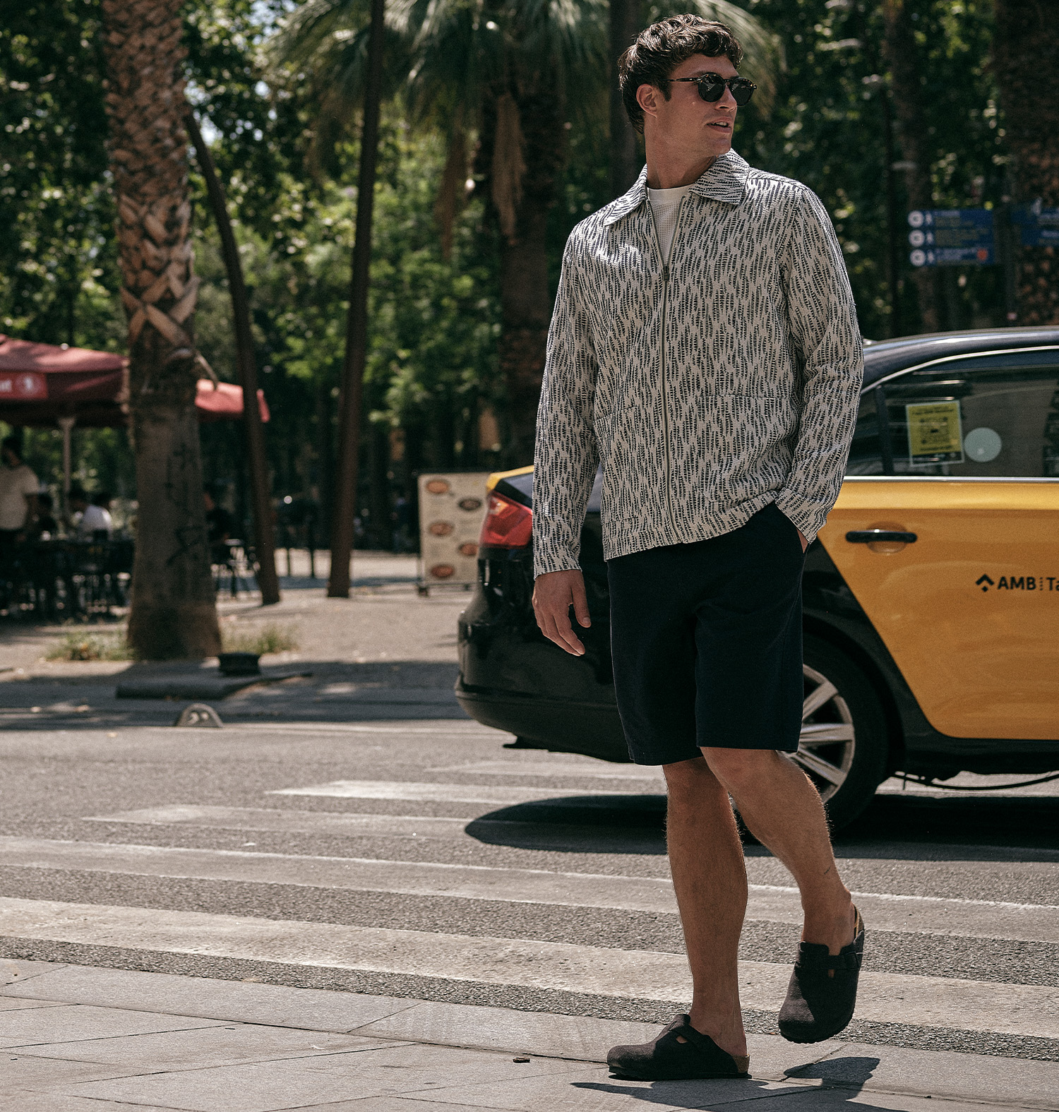 Man voor een taxi lopend op een zebrapad