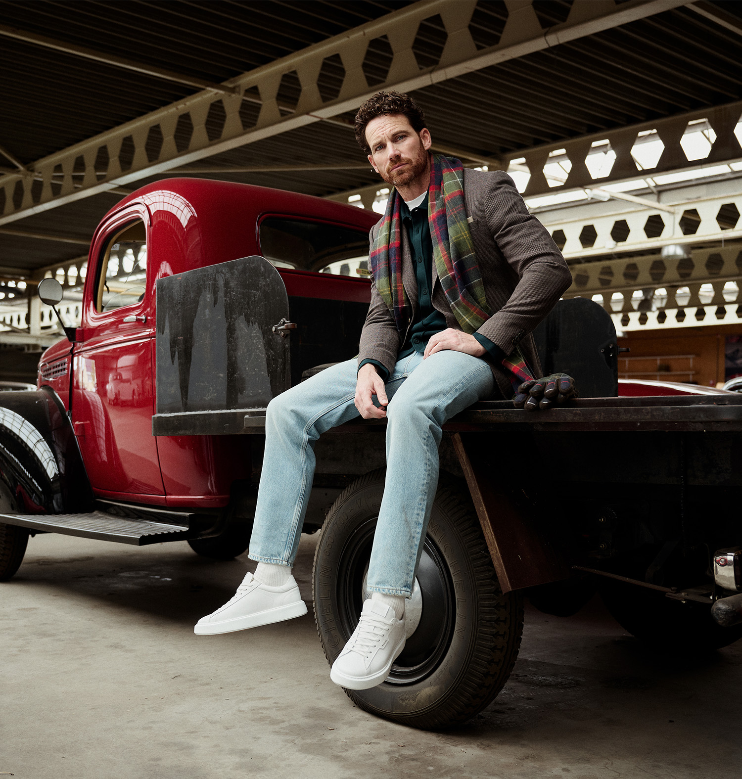 Afbeelding man met jas en jeans aan