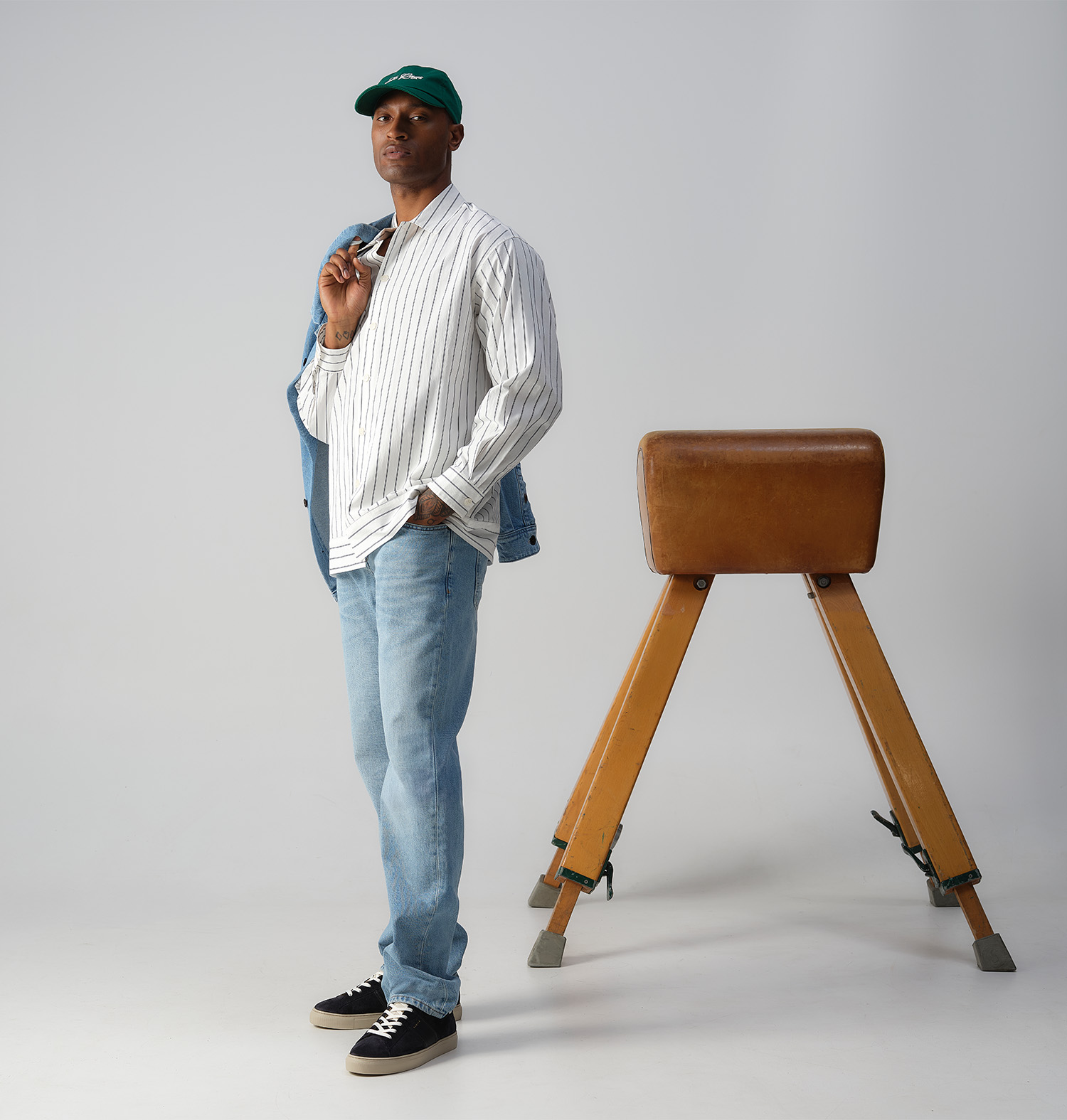 Man staand naast een bok