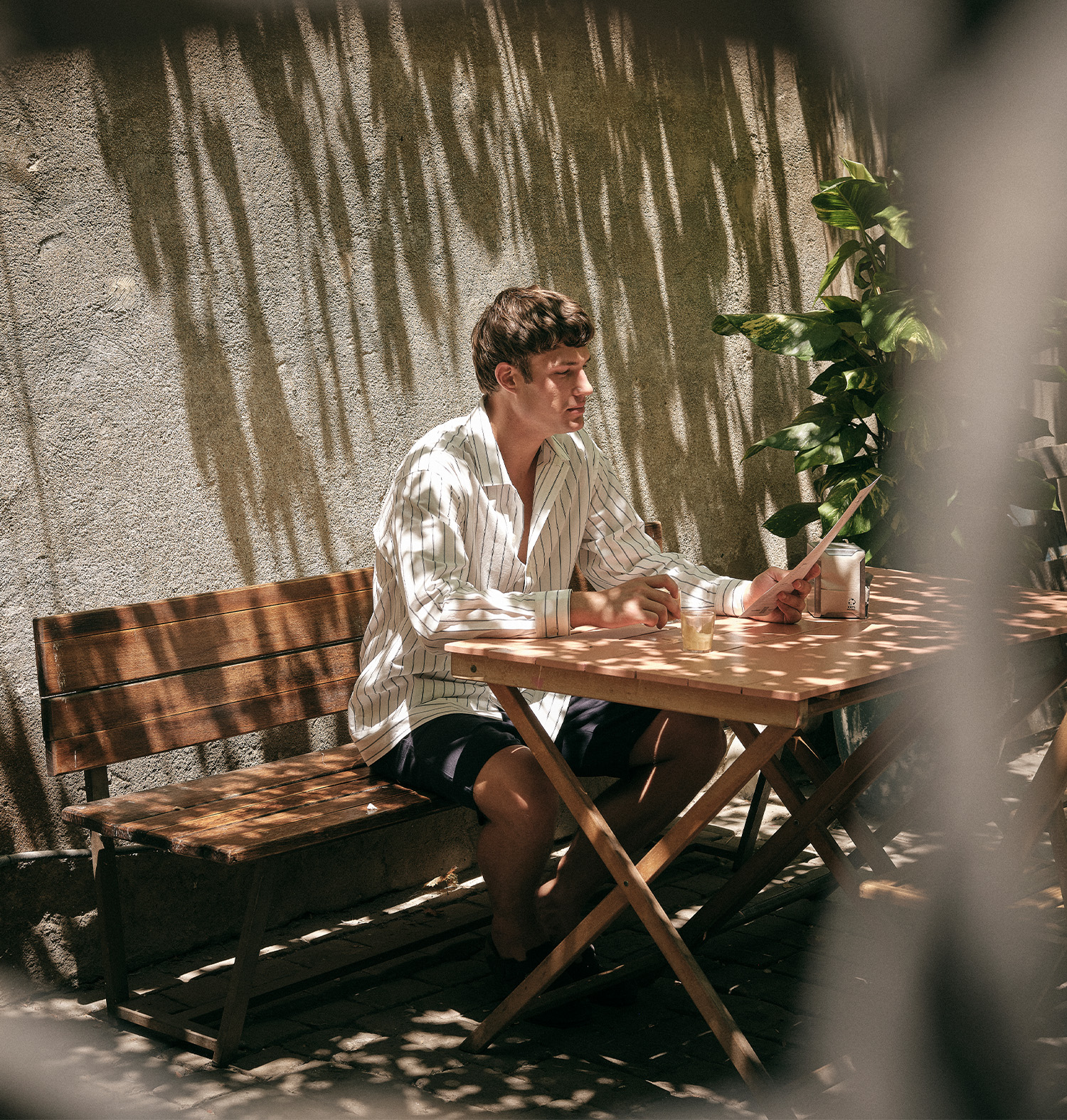 man zittend op het terras