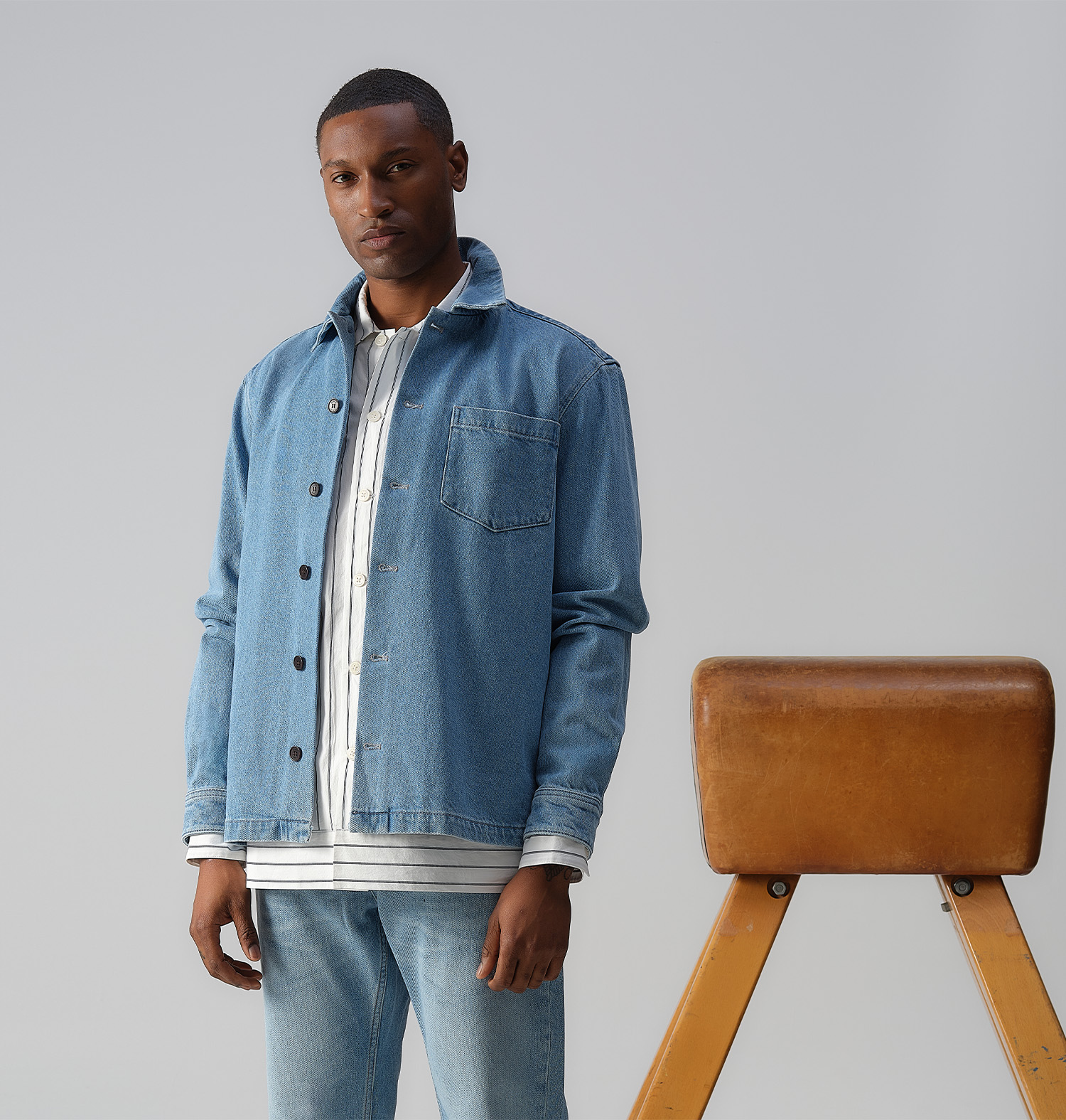 Afbeelding van een model met een denim overshirt en jeans voor een bok
