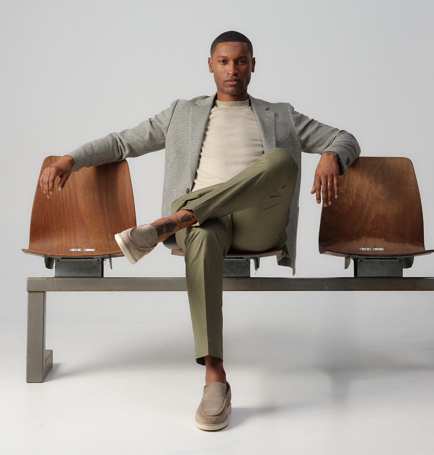 man zittend op stoelen