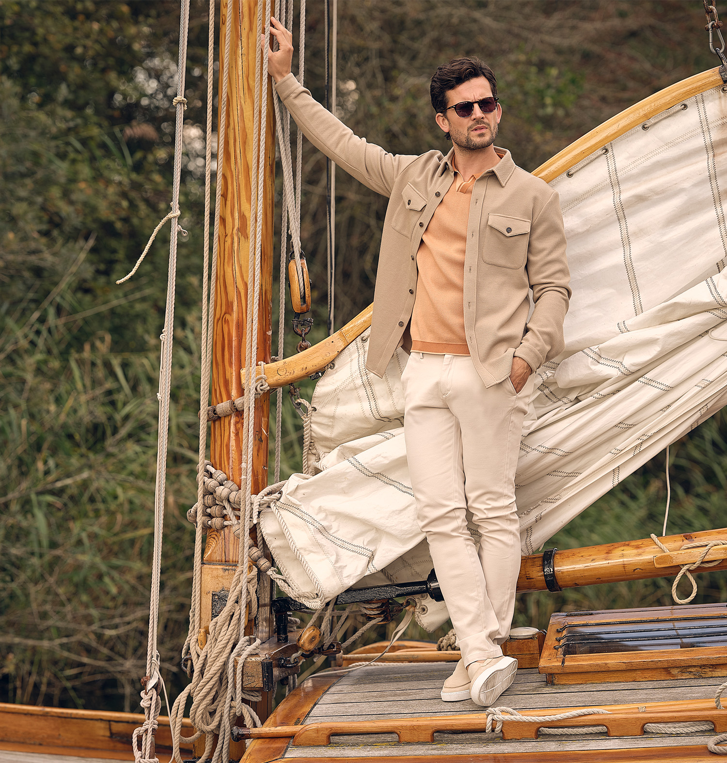 Man gekleed in het merk campbell poserend op een zeilboot