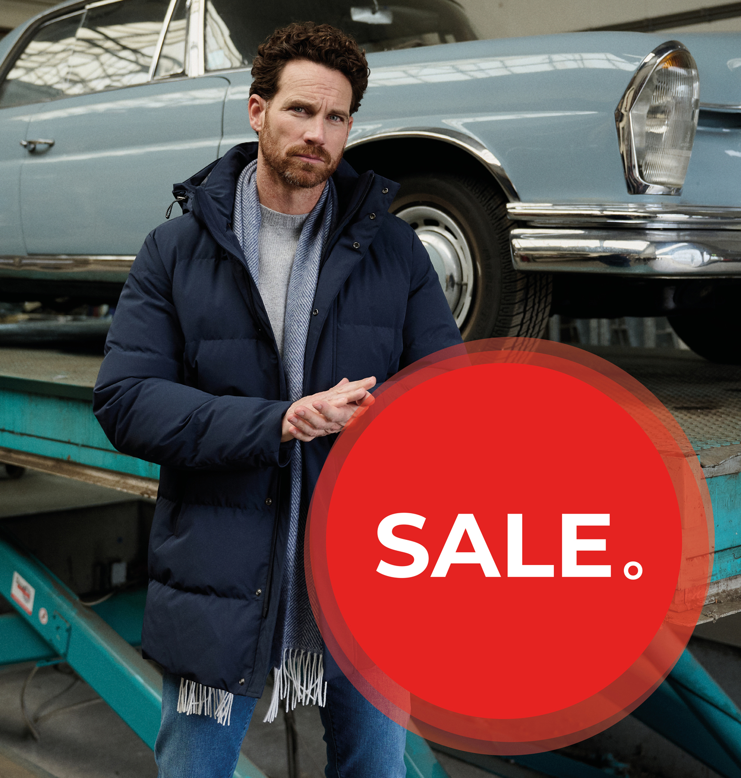 Model met warme winterjas aan in een garage. Rode cirkel met SALE erin