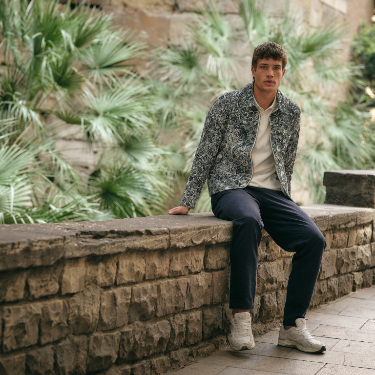 jongen zittend op een muurtje