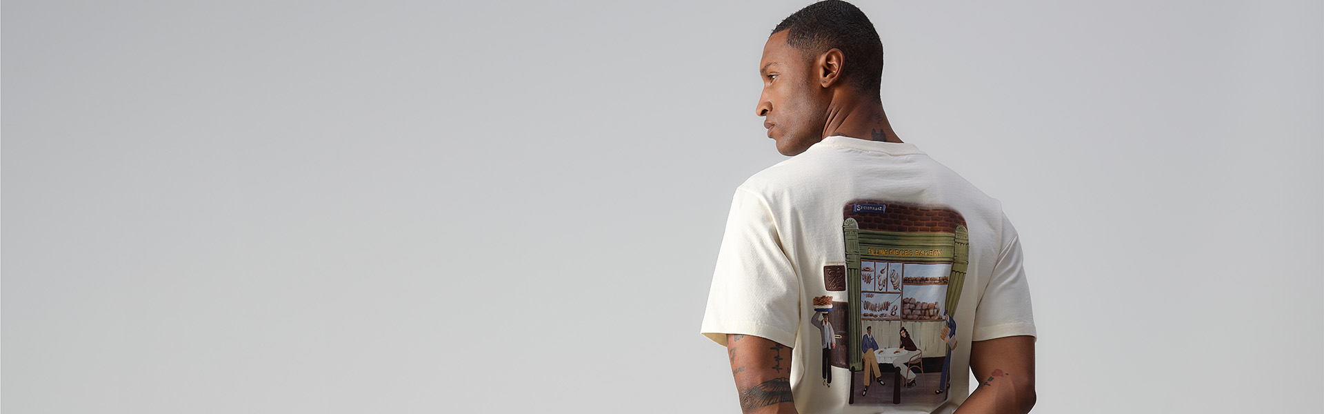 Model met t-shirt aan van Filling Pieces met backprint