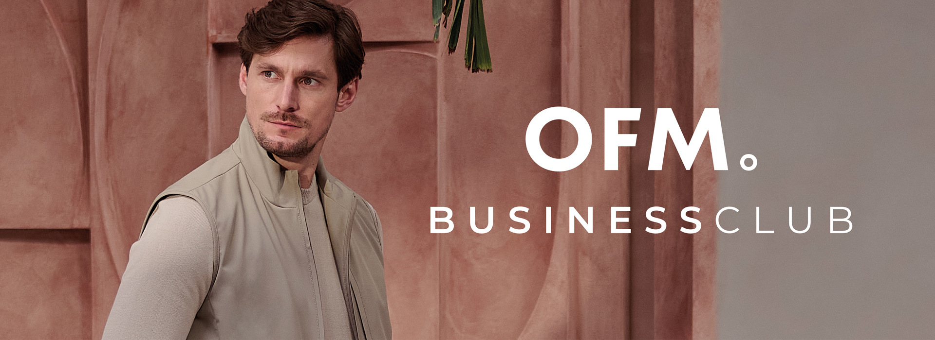 OFM. Businessclub. Model met outfit van najaarscollectie AW25