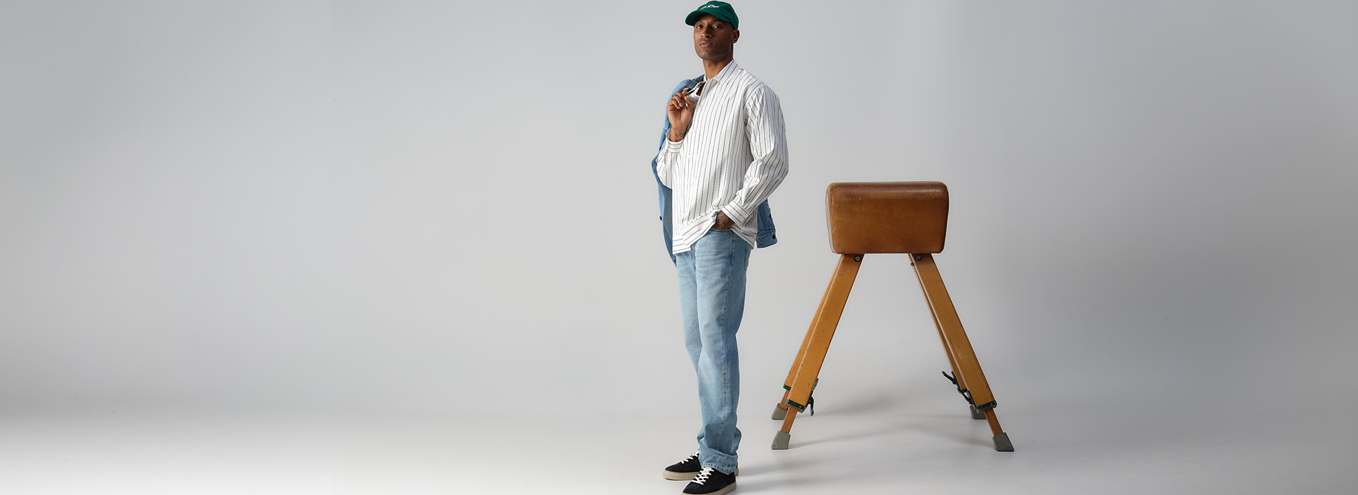 Man staand naast een bok