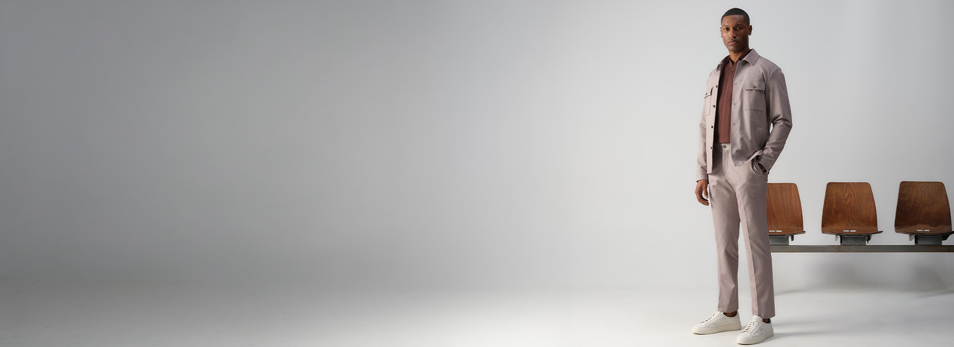 Man poserend voor een rij met stoelen