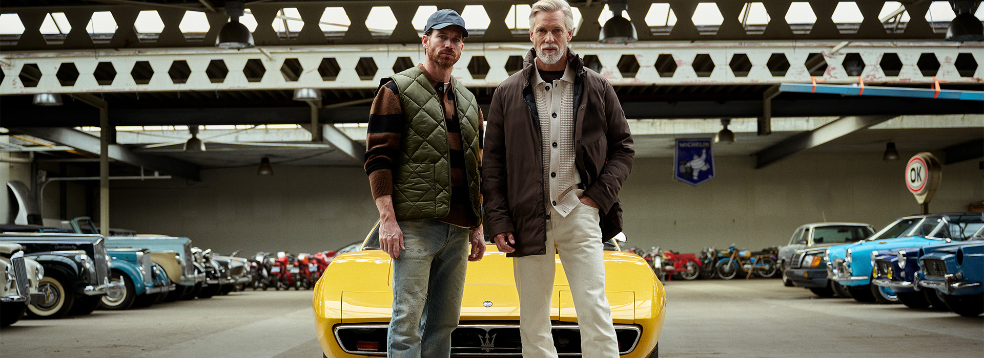 2 mannen voor een gele auto