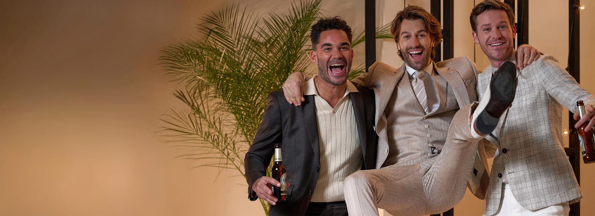 Afbeelding van 3 mannen die een trouwpak hebben gekocht