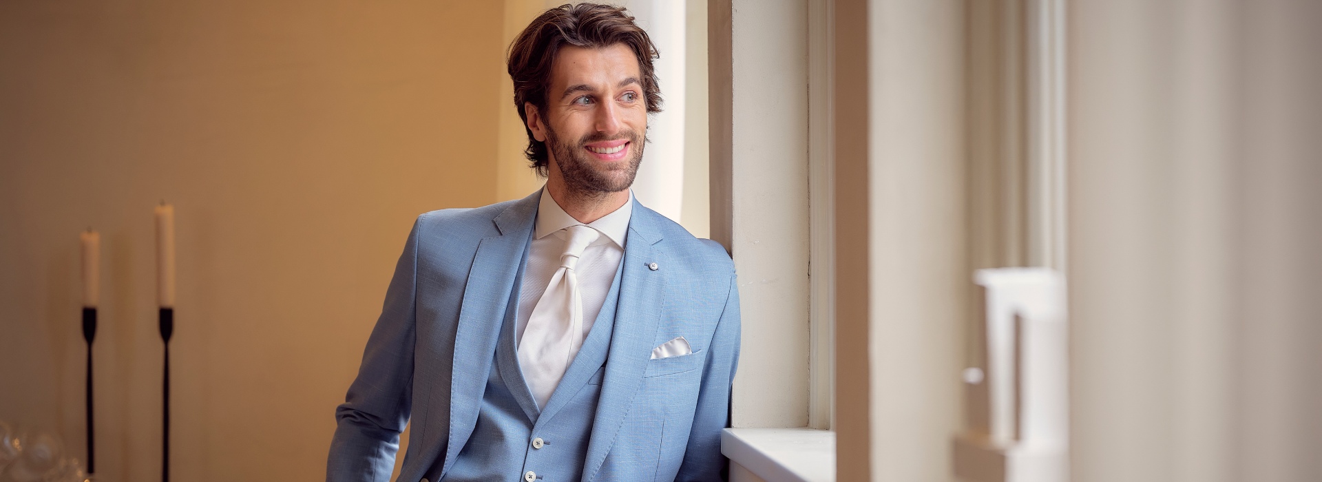 Man in blauw dutch dandies trouwpak