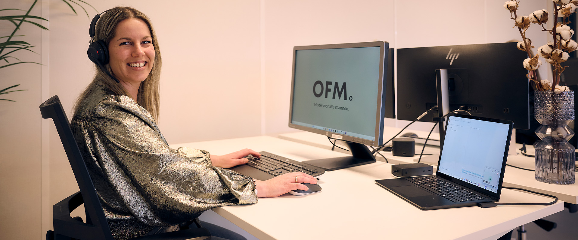 Close up van een klantenservice medewerker bij OFM