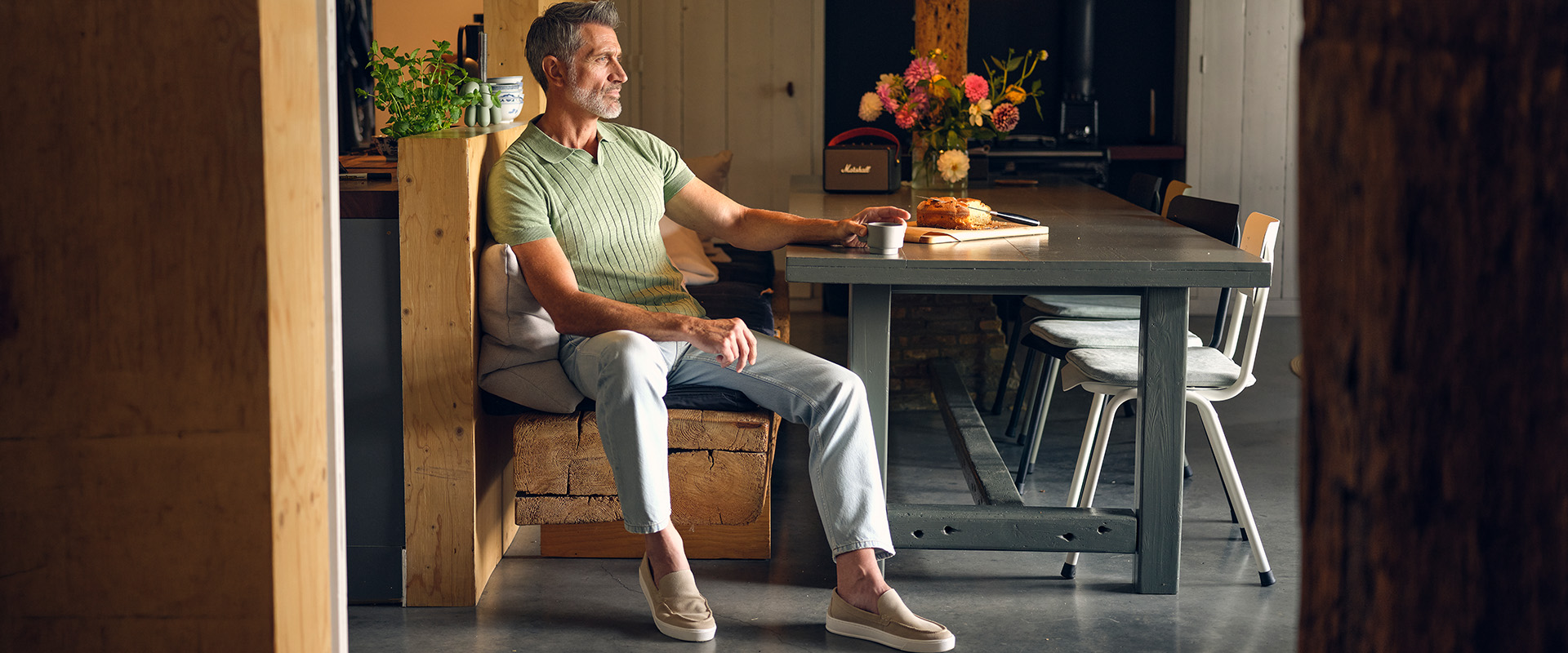 man zittend aan het ontbijt