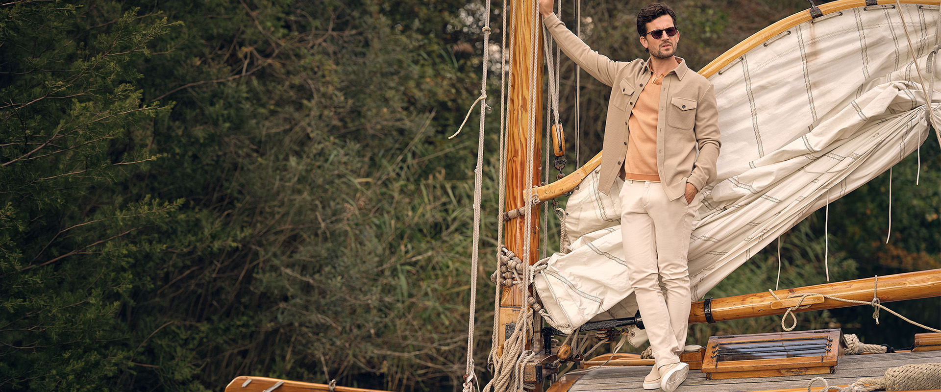 afbeelding van een man in campbell kleding op een zeilboot