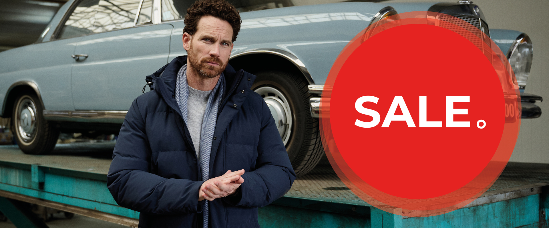 Model met warme winterjas aan in een garage. Rode cirkel met SALE erin