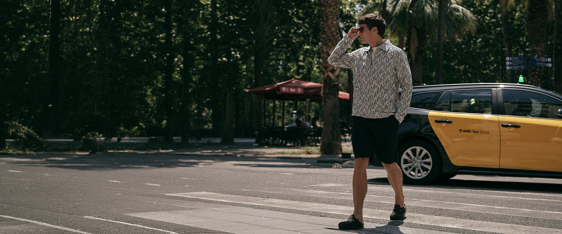 afbeelding van een jongen voor een taxi lopend over een zebrapad